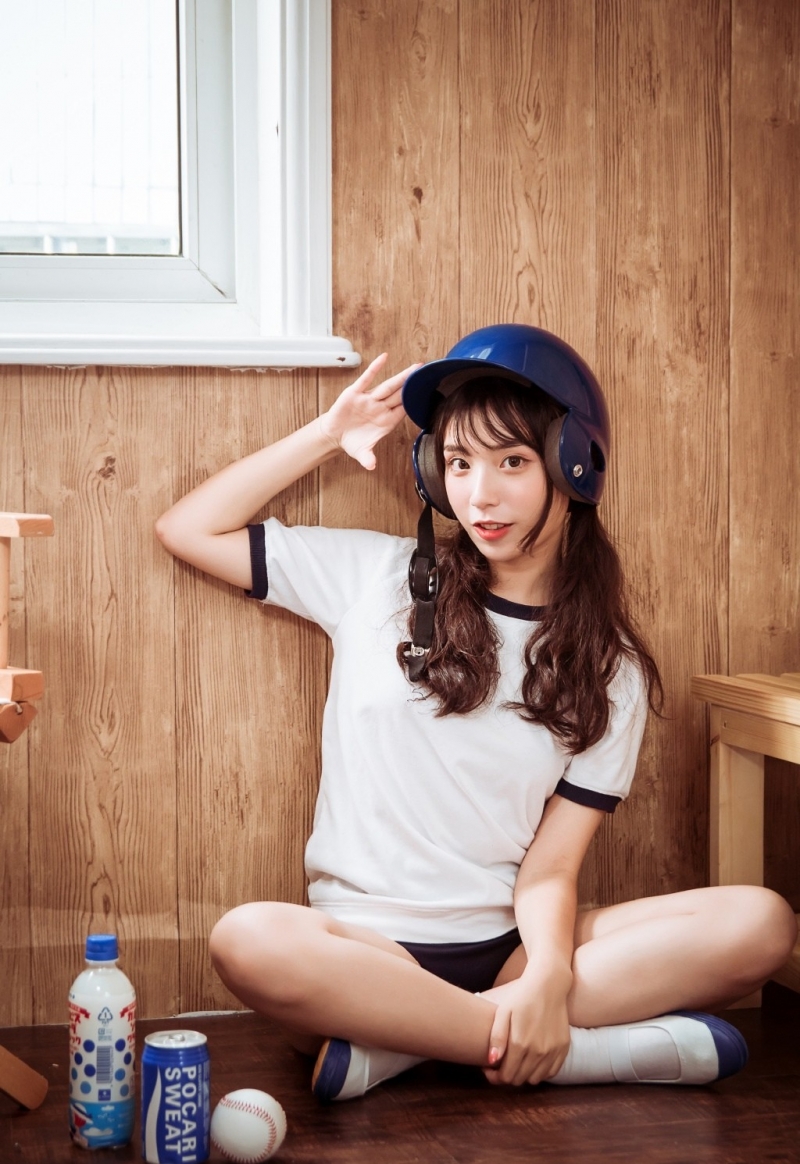 体操服美眉白皙大长腿私房写真