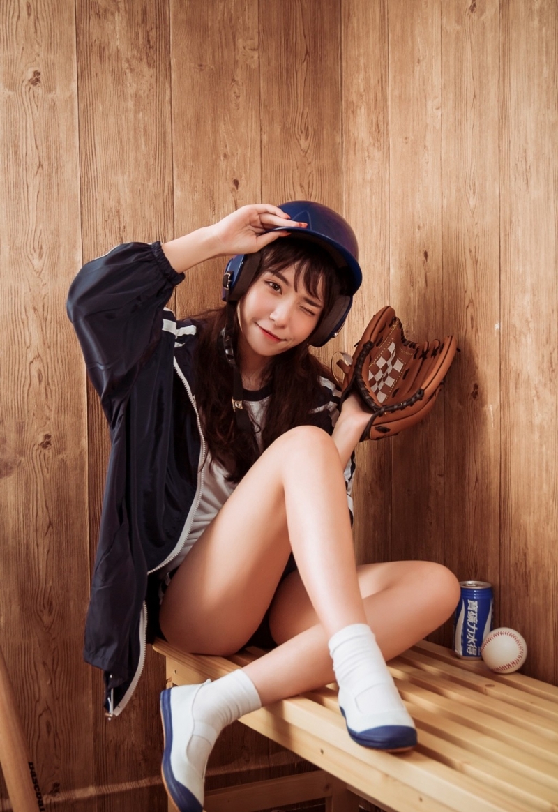 体操服美眉白皙大长腿私房写真