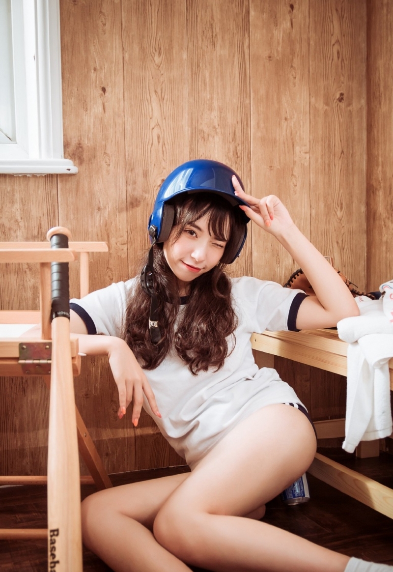 体操服美眉白皙大长腿私房写真