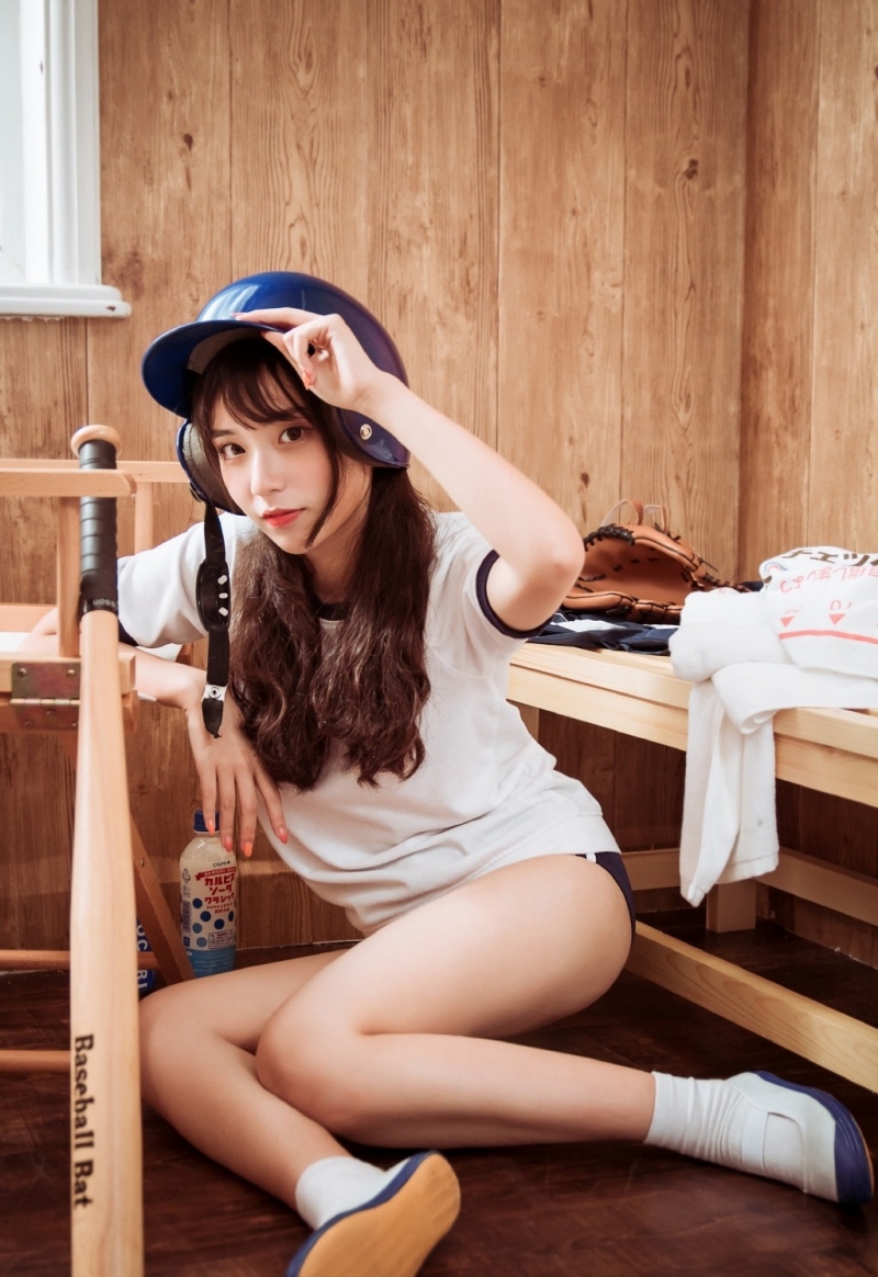 体操服美眉白皙大长腿私房写真