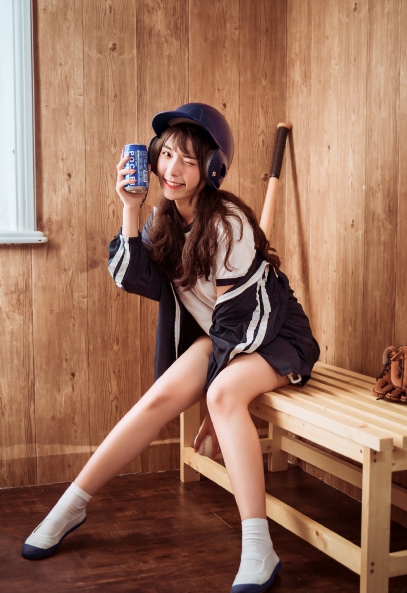 体操服美眉白皙大长腿私房写真