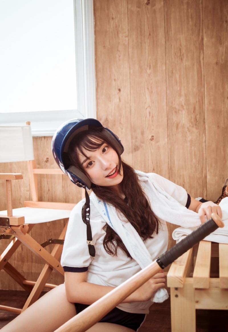 体操服美眉白皙大长腿私房写真