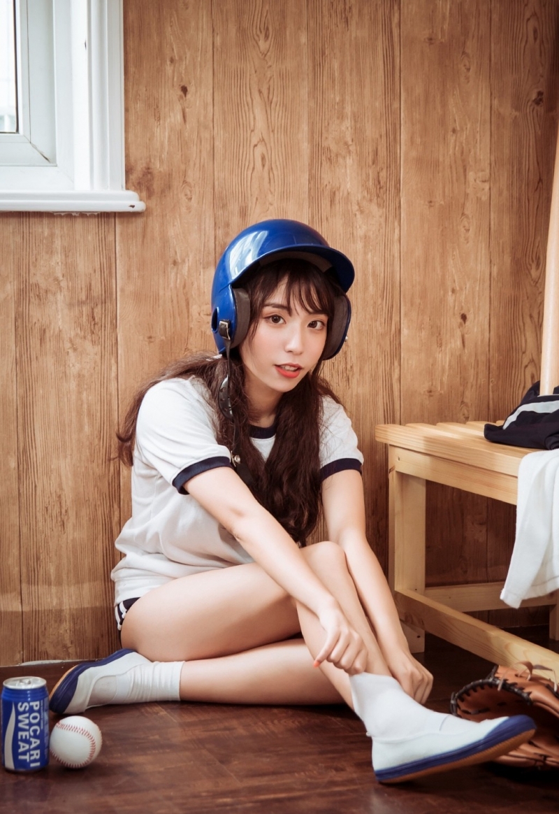 体操服美眉白皙大长腿私房写真