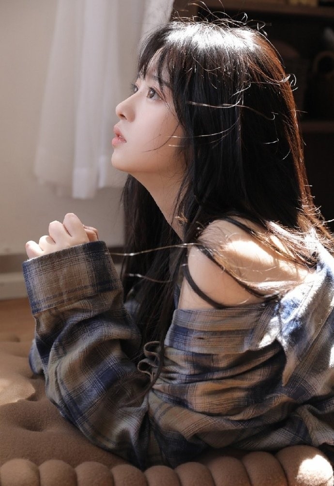 衬衫美女修长美腿香肩诱惑写真