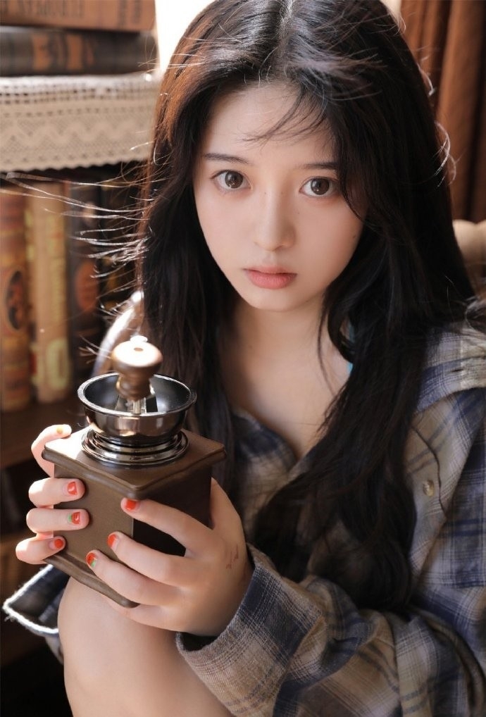 衬衫美女修长美腿香肩诱惑写真