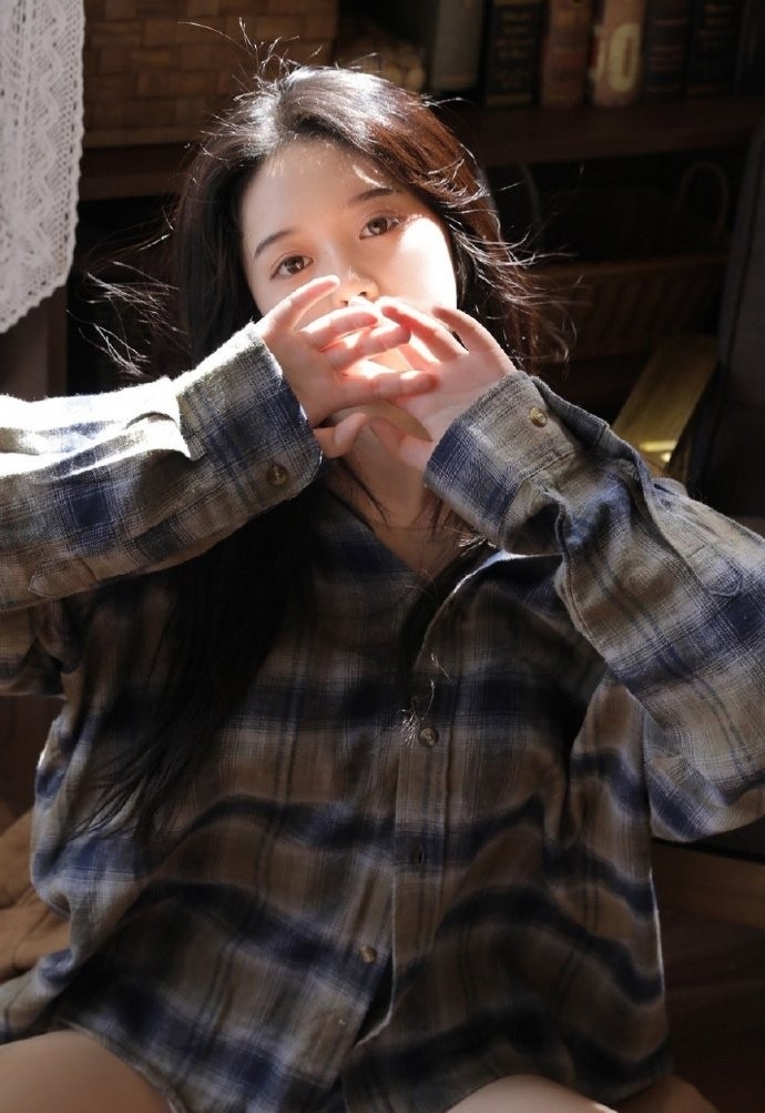 衬衫美女修长美腿香肩诱惑写真