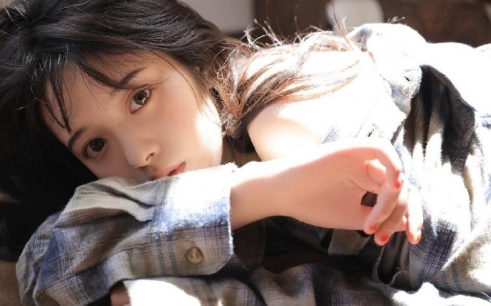 衬衫美女修长美腿香肩诱惑写真