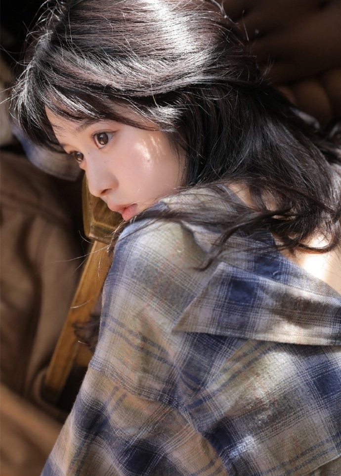 衬衫美女修长美腿香肩诱惑写真