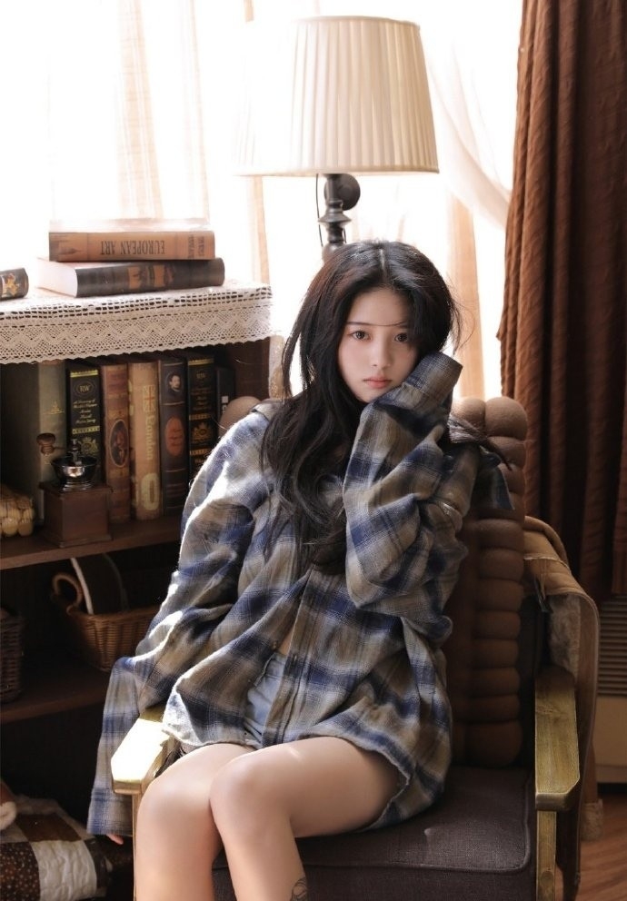 衬衫美女修长美腿香肩诱惑写真