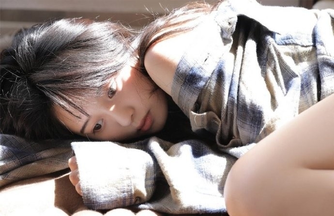 衬衫美女修长美腿香肩诱惑写真