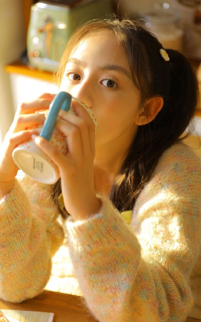 双马尾辫萝莉调皮搞怪居家写真