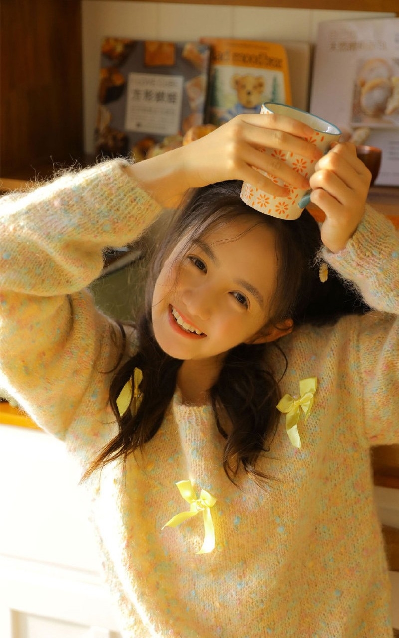 双马尾辫萝莉调皮搞怪居家写真