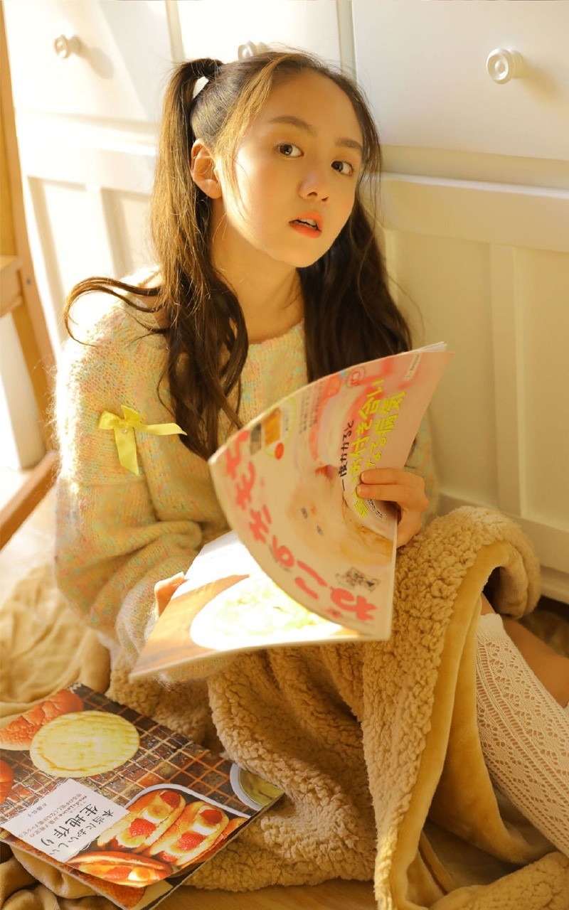 双马尾辫萝莉调皮搞怪居家写真