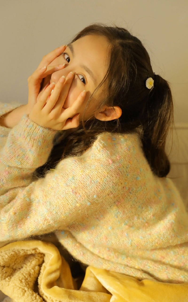 双马尾辫萝莉调皮搞怪居家写真