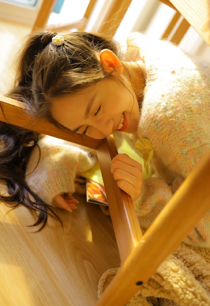 双马尾辫萝莉调皮搞怪居家写真