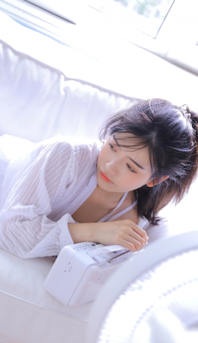 单马尾美眉白皙大长腿私房写真