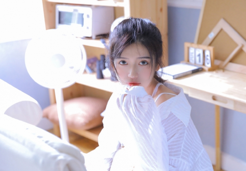 单马尾美眉白皙大长腿私房写真