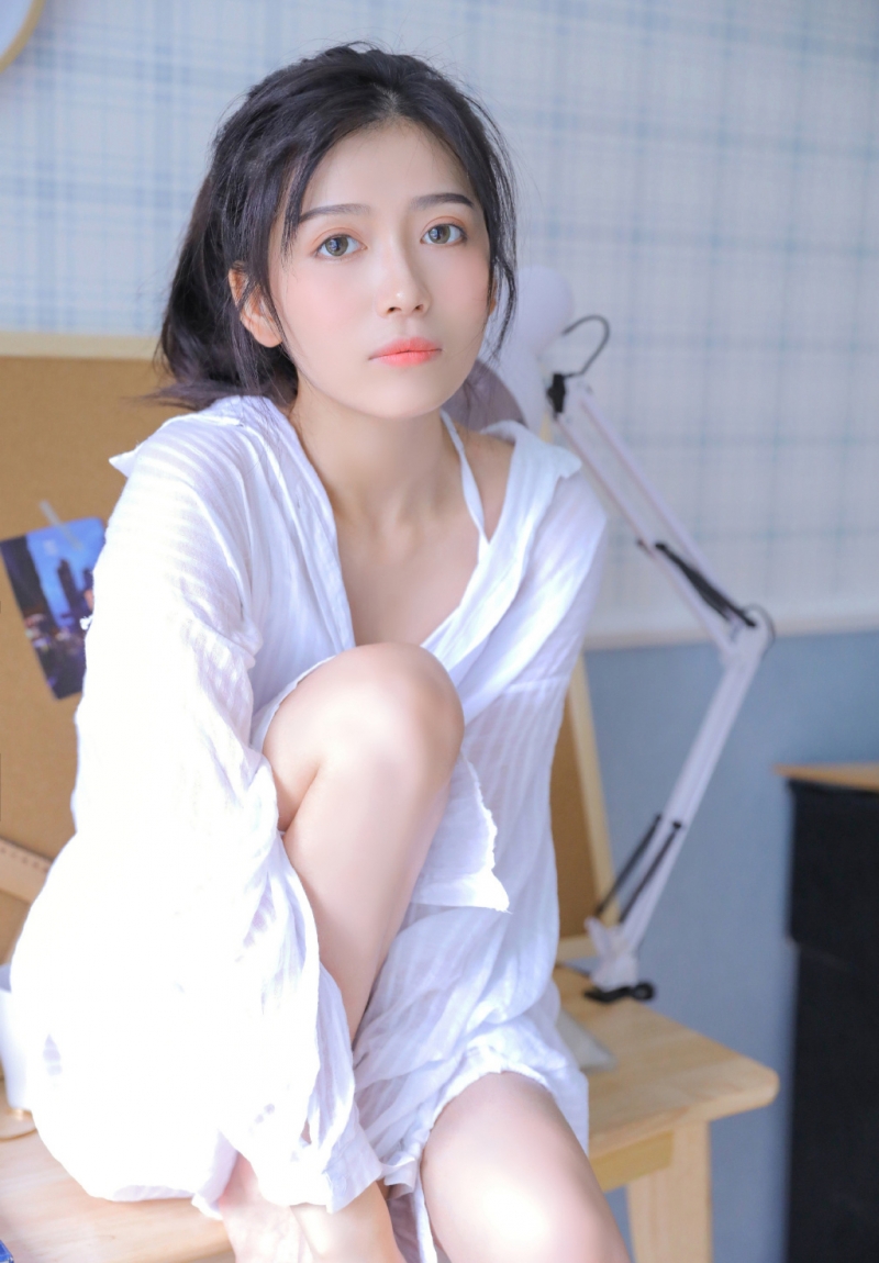 单马尾美眉白皙大长腿私房写真