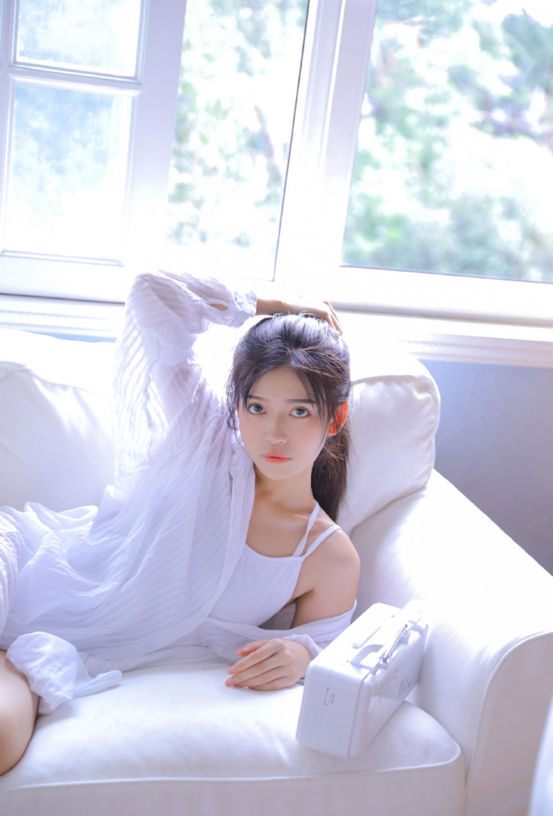 单马尾美眉白皙大长腿私房写真