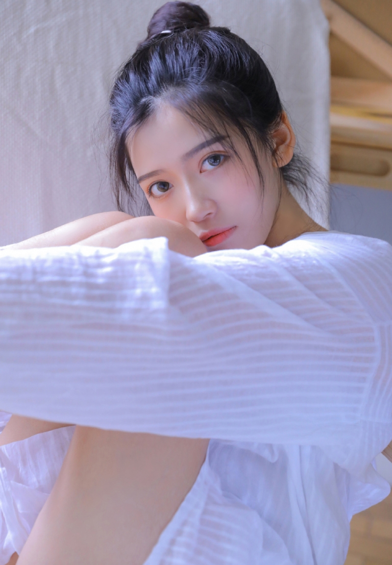 单马尾美眉白皙大长腿私房写真