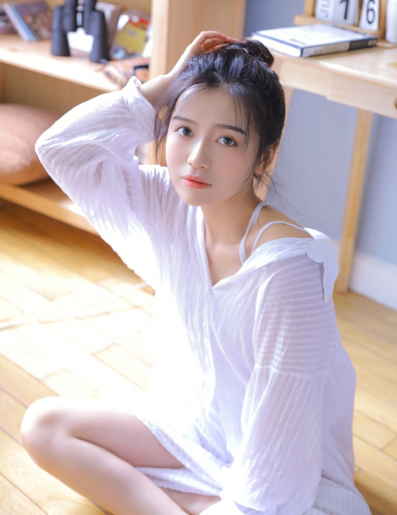 单马尾美眉白皙大长腿私房写真