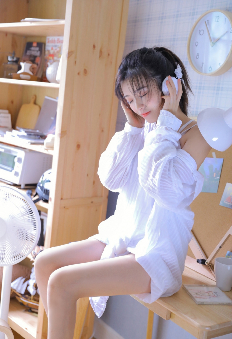 单马尾美眉白皙大长腿私房写真