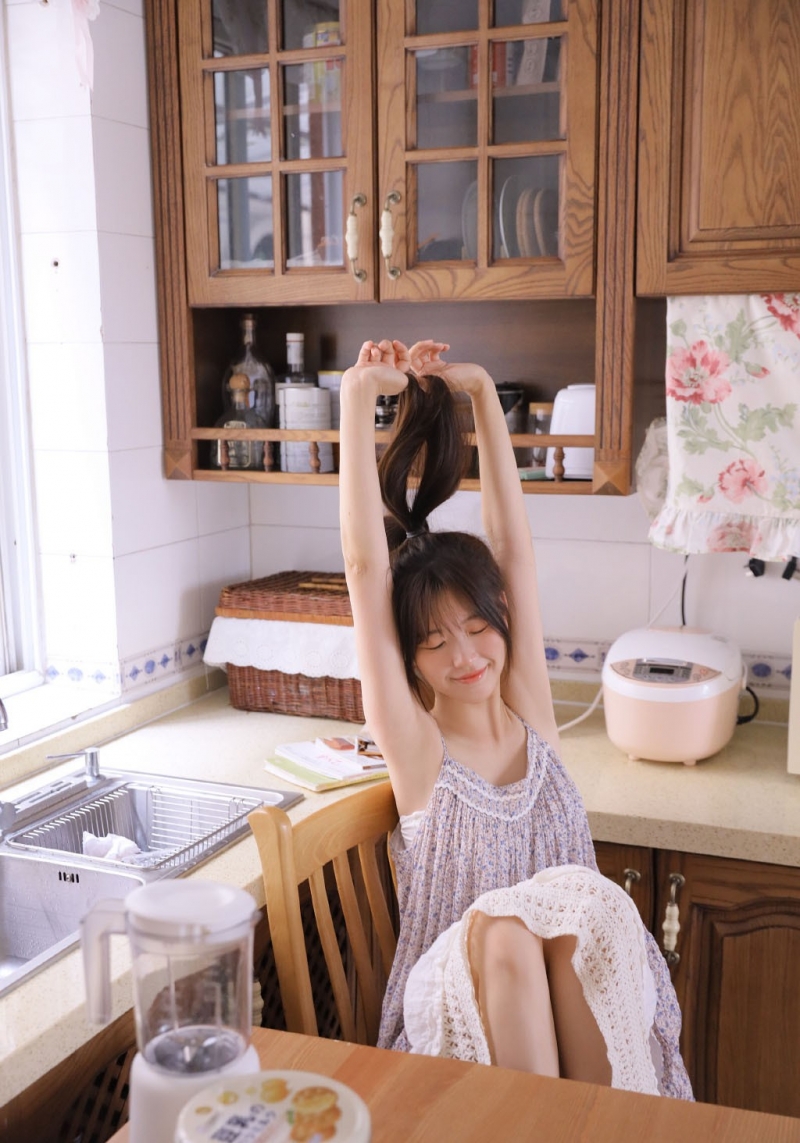 高马尾萌妹子俏皮可爱居家写真