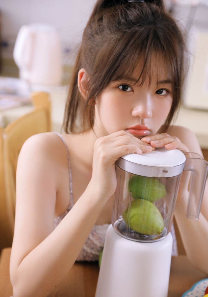 高马尾萌妹子俏皮可爱居家写真