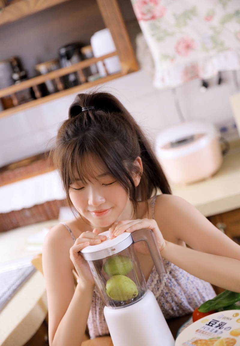 高马尾萌妹子俏皮可爱居家写真