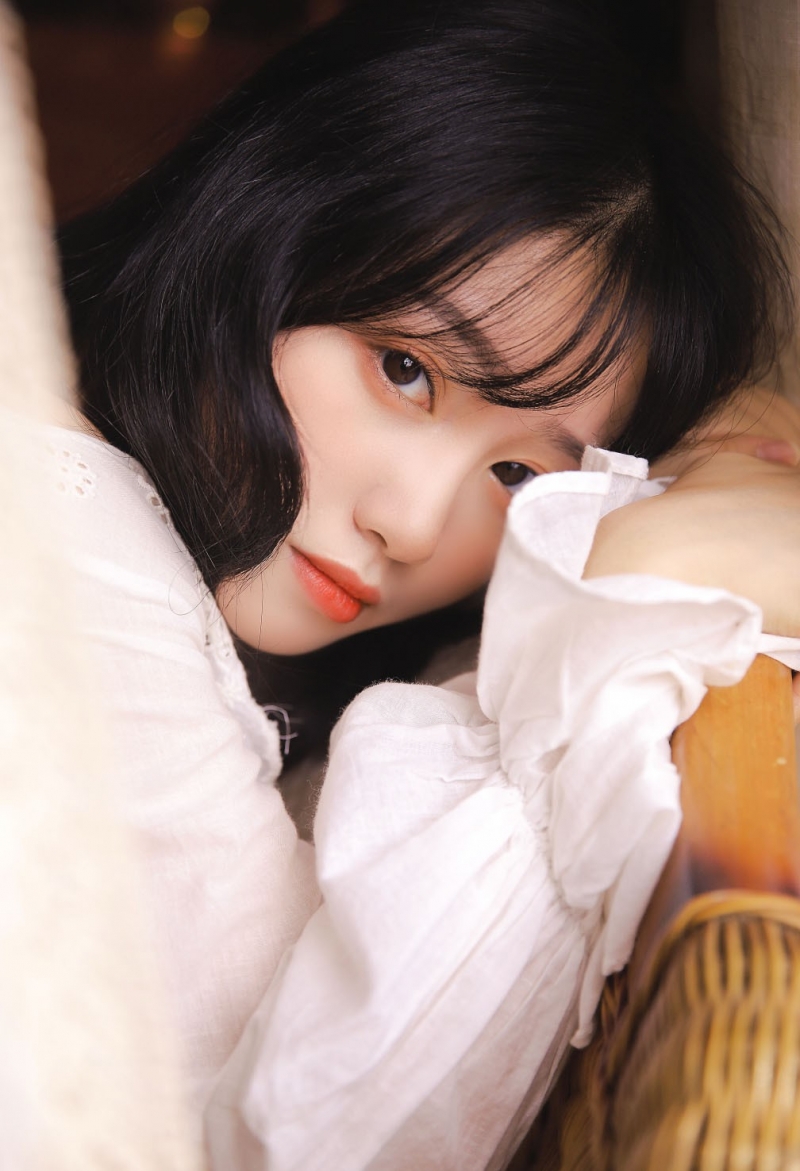 邻家女孩漂亮脸蛋精致侧颜写真