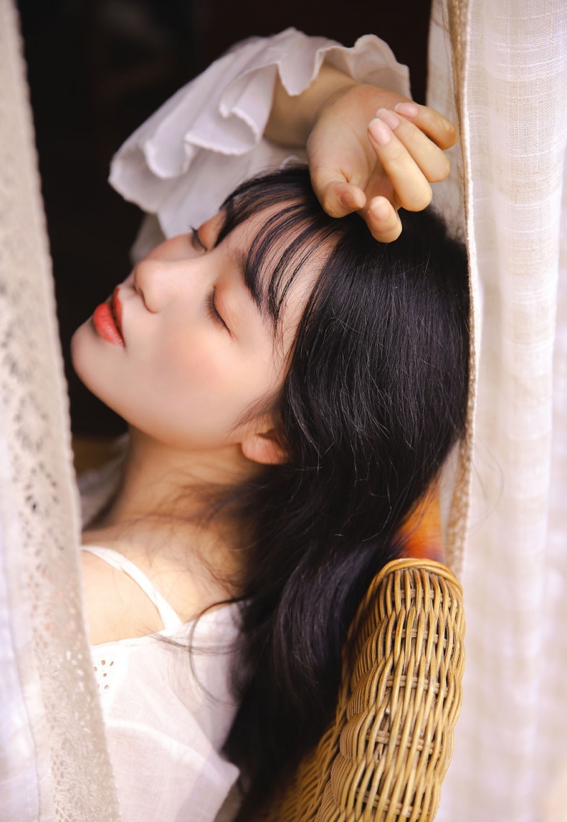 邻家女孩漂亮脸蛋精致侧颜写真