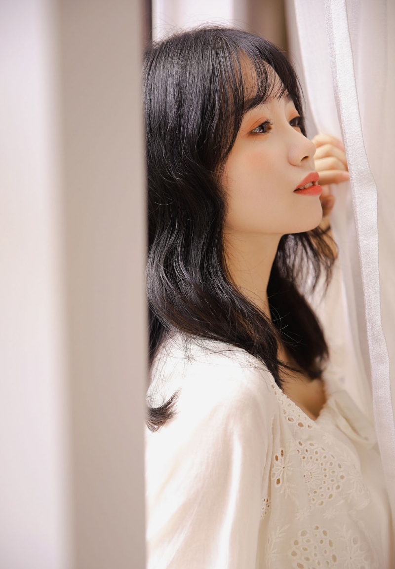 邻家女孩漂亮脸蛋精致侧颜写真