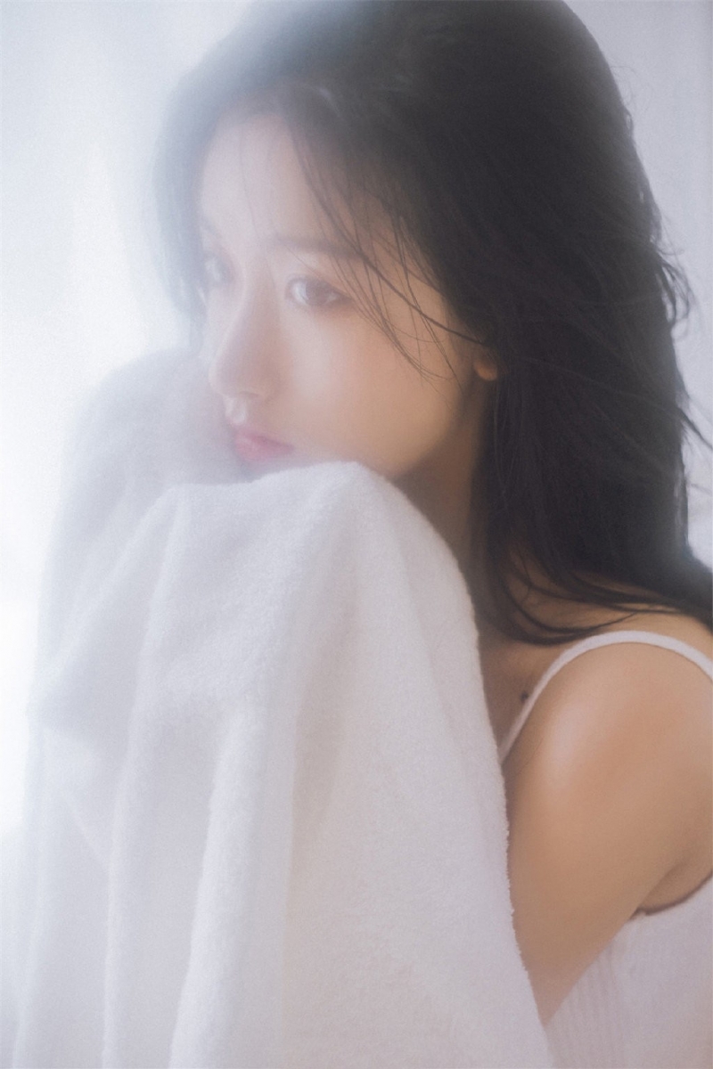 浴巾美女小露香肩室内个人写真