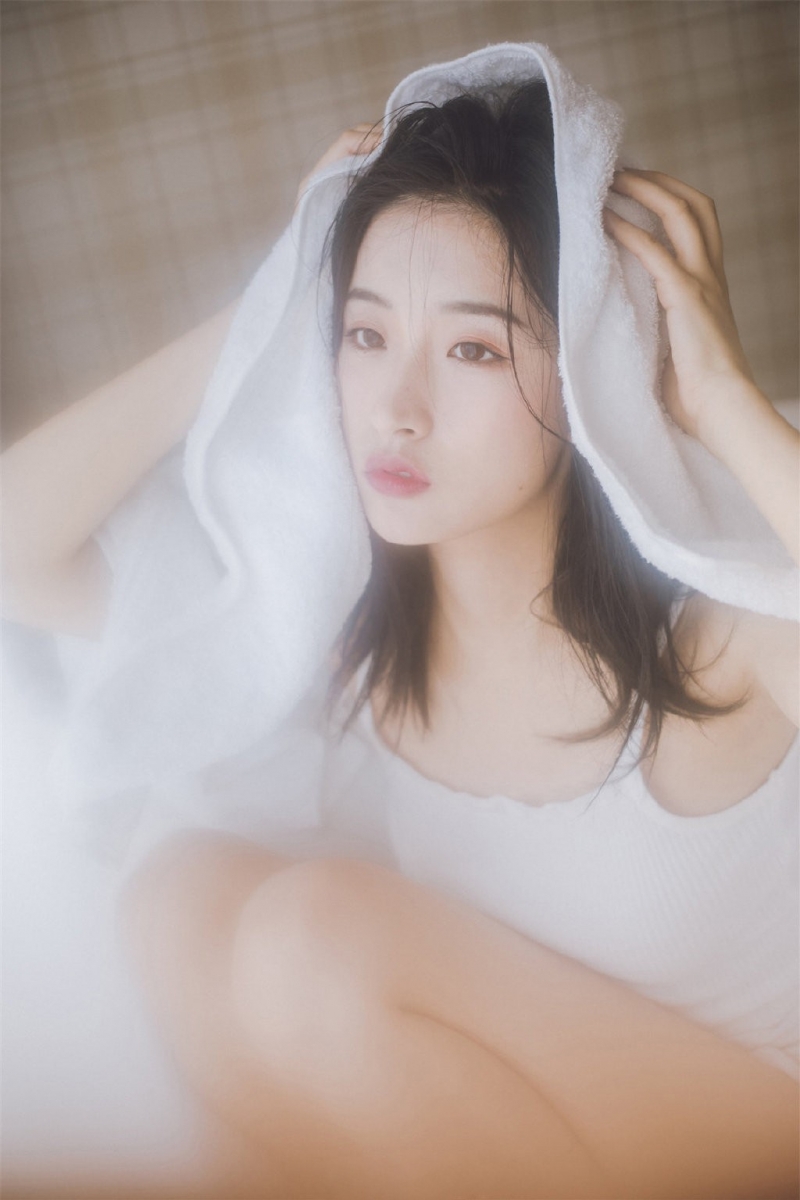 浴巾美女小露香肩室内个人写真