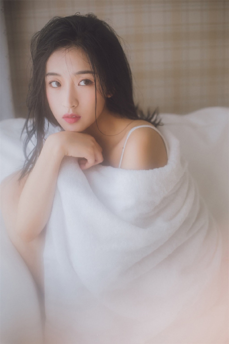 浴巾美女小露香肩室内个人写真