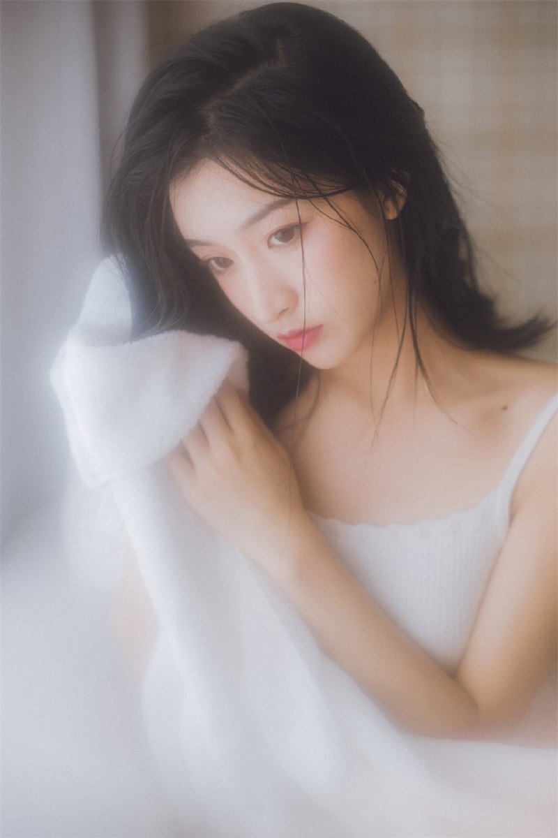 浴巾美女小露香肩室内个人写真