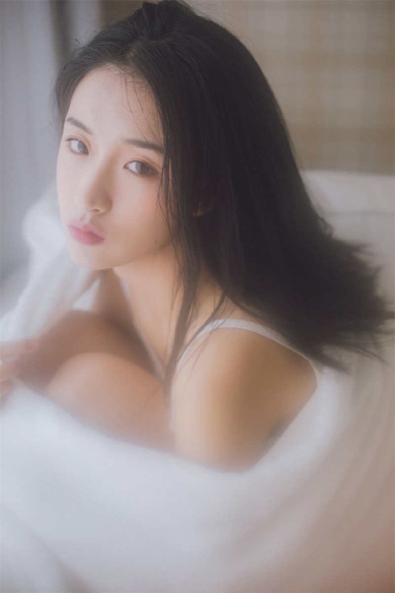 浴巾美女小露香肩室内个人写真