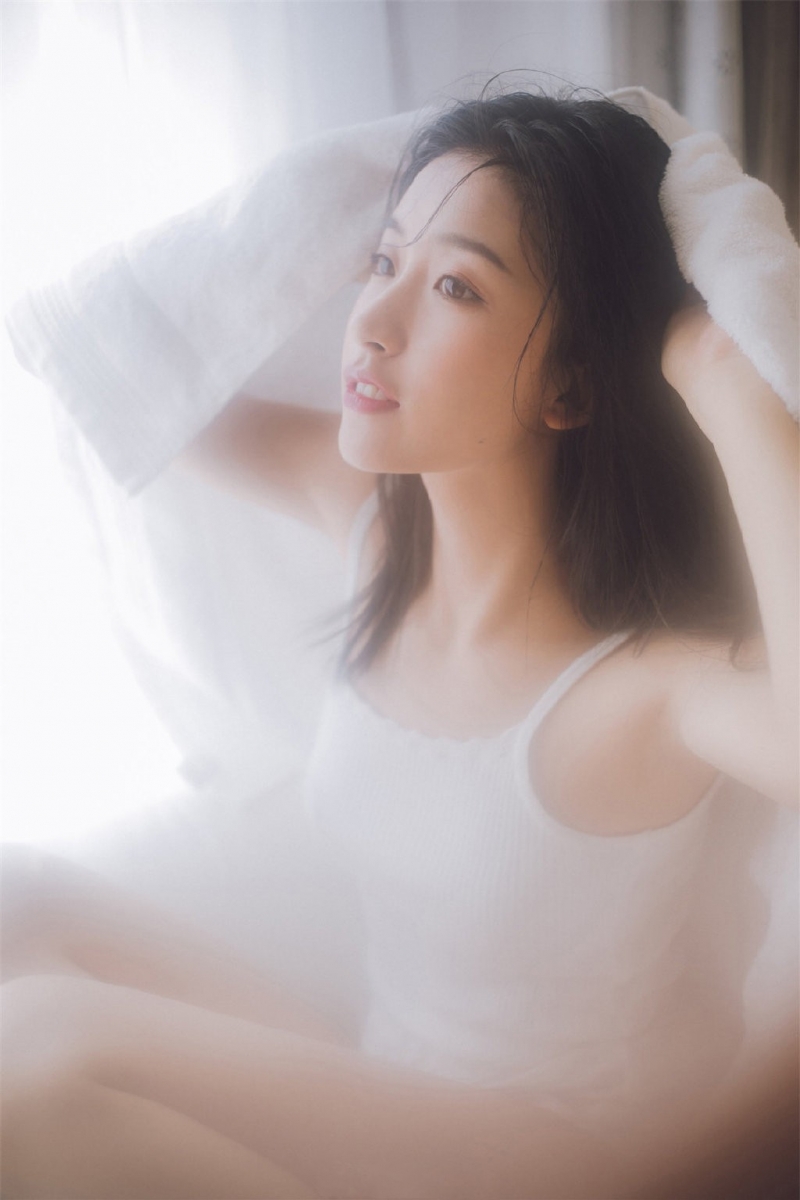 浴巾美女小露香肩室内个人写真