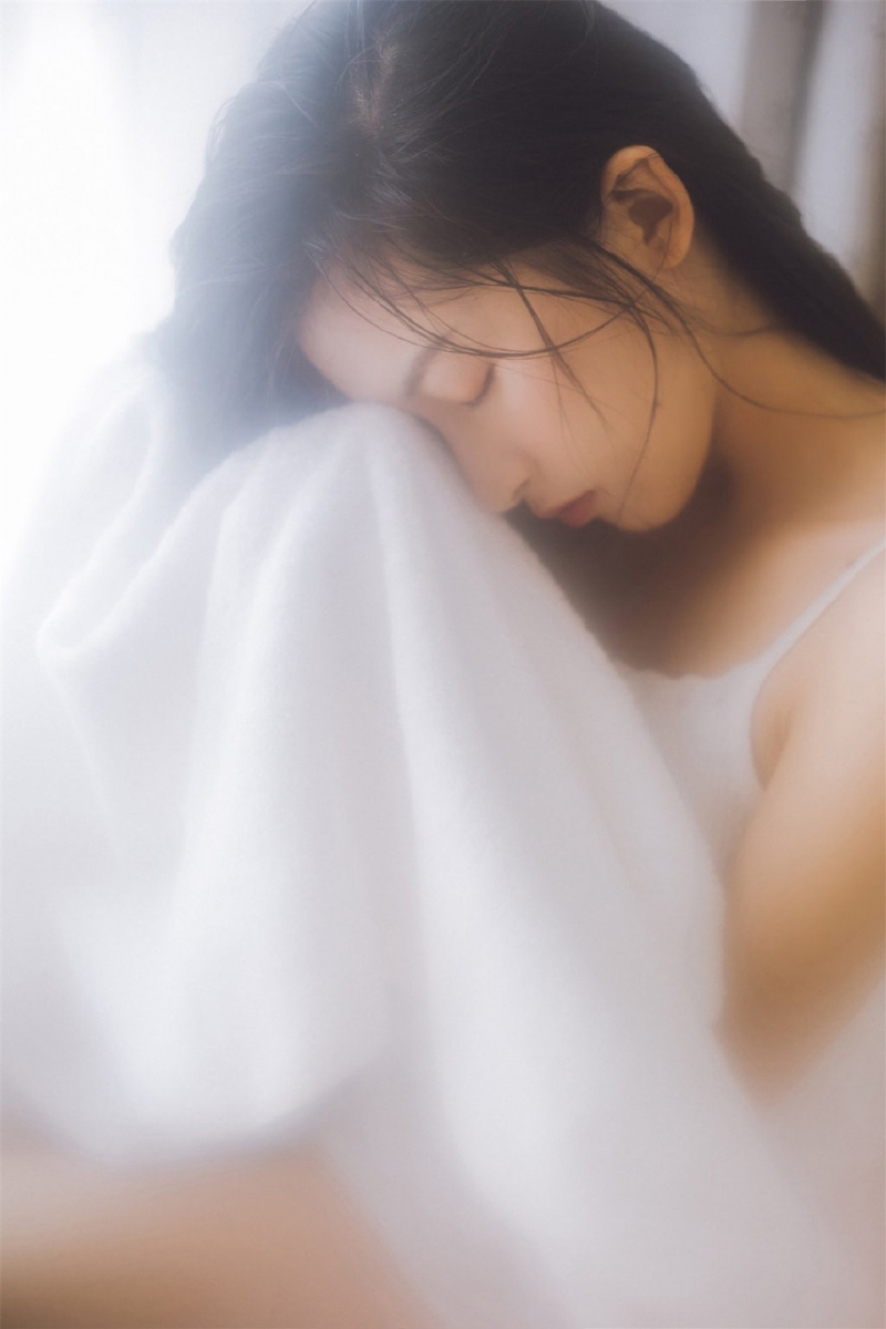 浴巾美女小露香肩室内个人写真