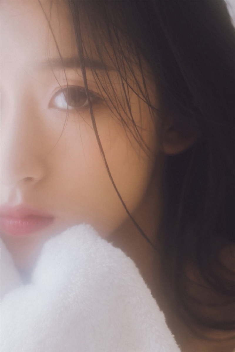 浴巾美女小露香肩室内个人写真