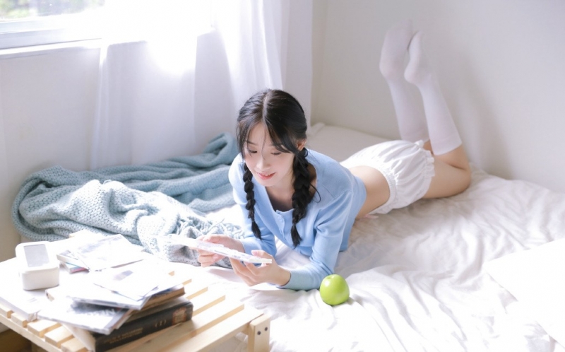麻花辫美少女白丝美腿床上写真