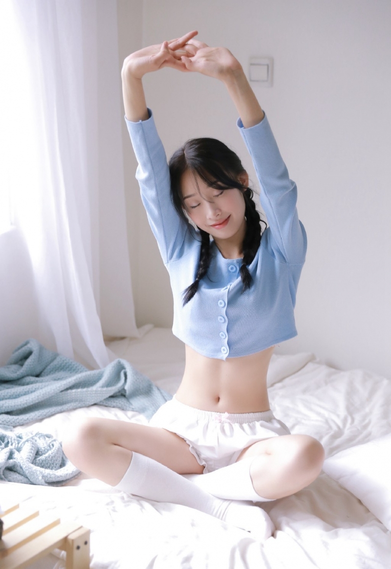 麻花辫美少女白丝美腿床上写真