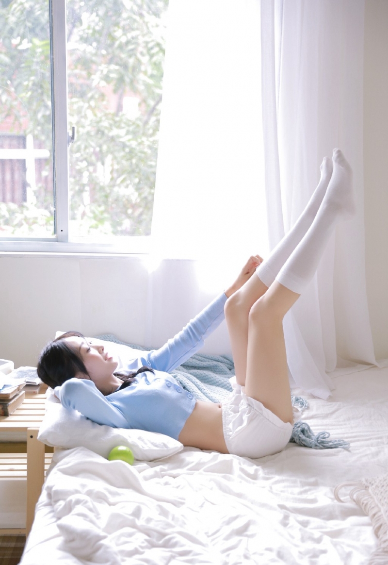 麻花辫美少女白丝美腿床上写真