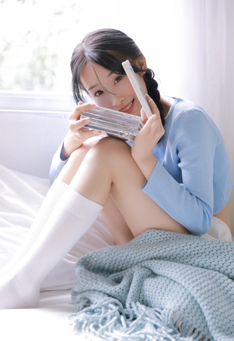麻花辫美少女白丝美腿床上写真