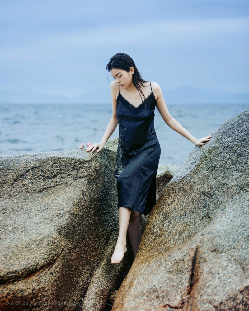 海边美女吊带黑裙湿身诱惑美图