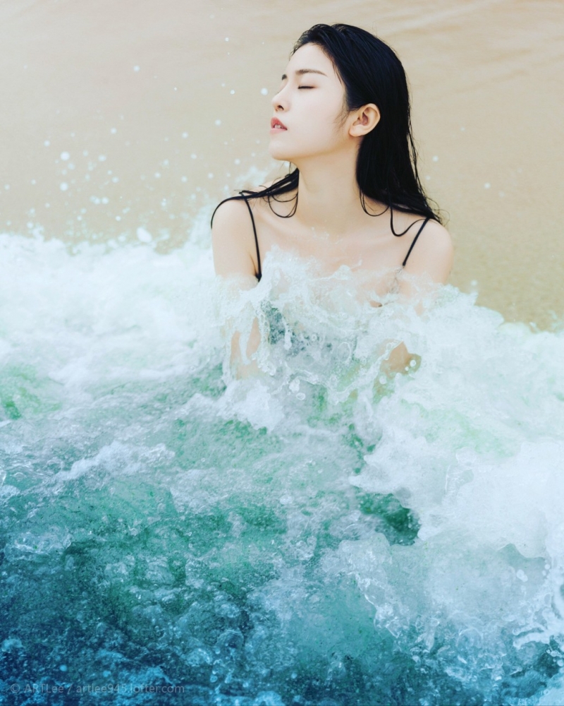 海边美女吊带黑裙湿身诱惑美图