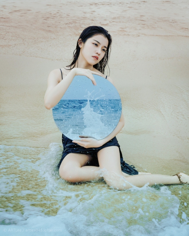 海边美女吊带黑裙湿身诱惑美图