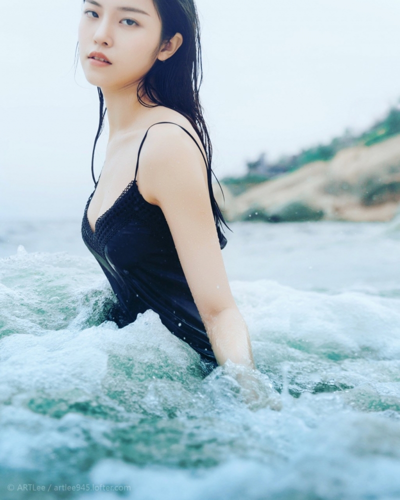 海边美女吊带黑裙湿身诱惑美图