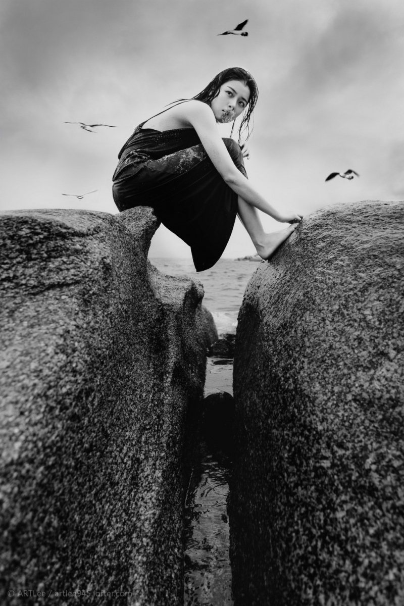 海边美女吊带黑裙湿身诱惑美图