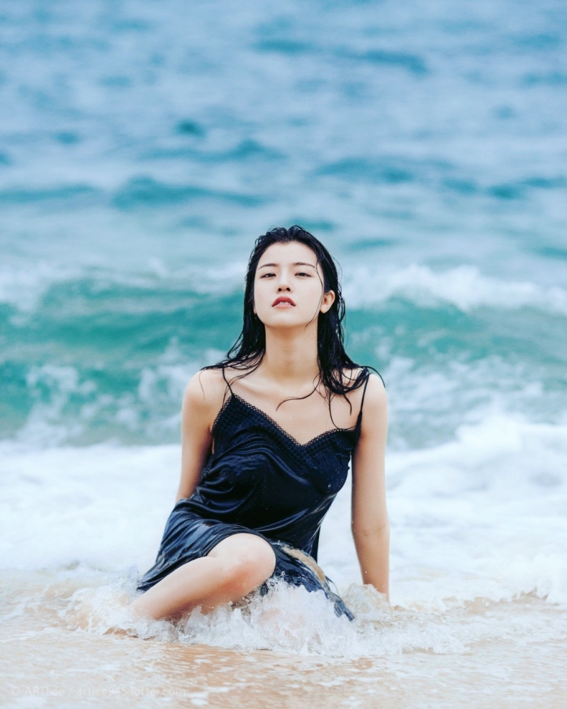 海边美女吊带黑裙湿身诱惑美图